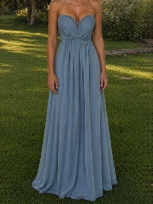 Balklänning ljusblå - Säljer en väldigt fin ljusblå balklänning i elegant och tidlös design.  ✨ Ny Pris 3000kr ✨ Använd endast 1 gång  Klänningen har: • Vacker, draperad överdel med fina detaljer • Snygg passform som framhäver midjan • Lång, flowy kjol som faller väldigt fint • Ljusblå färg som ger en mjuk och exklusiv look  Perfekt till: • Bal • Student • Bröllop / fest  💬 Säljes då den inte kommer till användning 📦 Kan skickas eller hämtas 👉 Kan även skicka fler bilder vid intresse