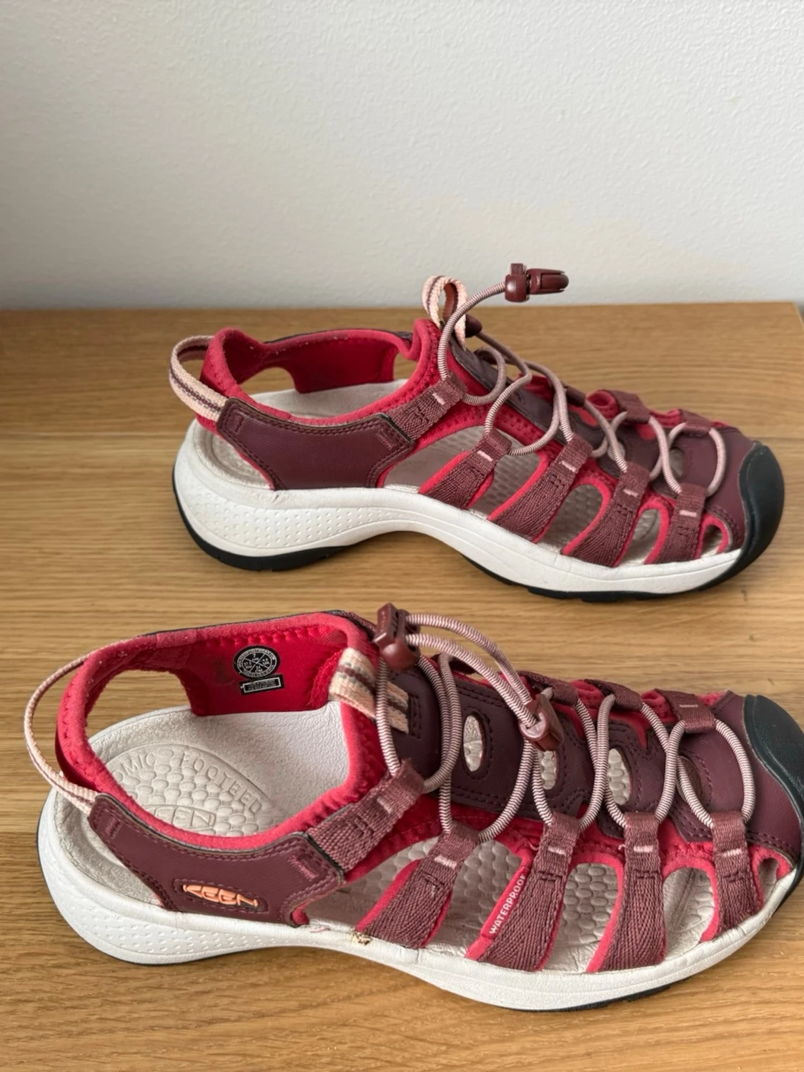 Röda  sandaler från Keen  - 2