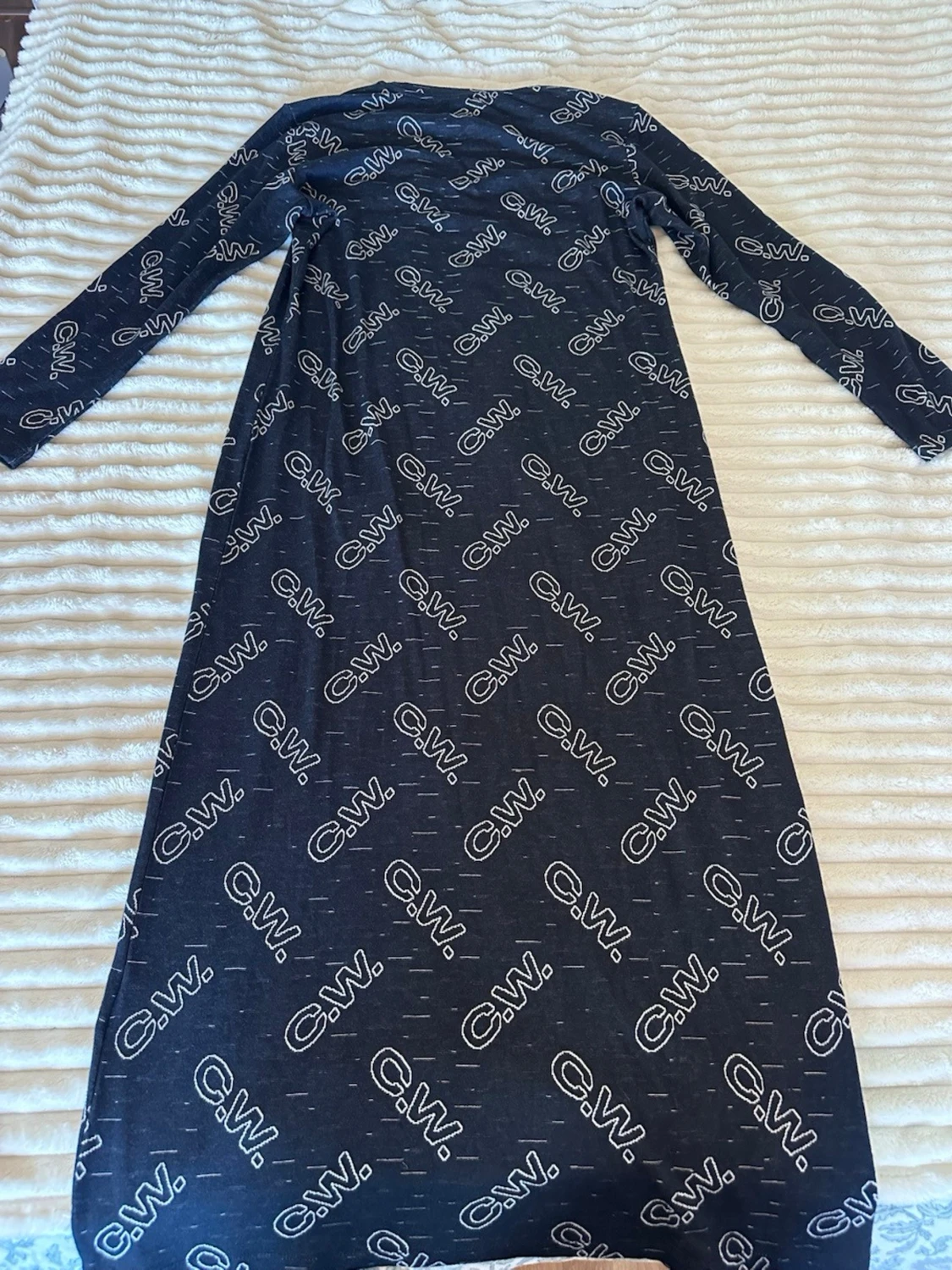 Svart långklänning med logotypmönster - 1