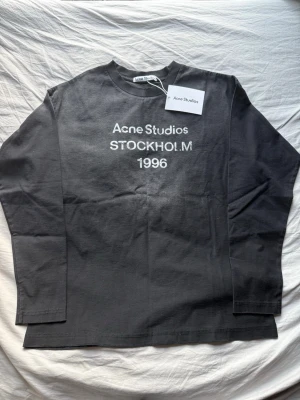 Svart Acne Studios Longsleeve Storlek S - Snygg tröja. Perfekt skick och bra kvalité. Skickas alltid inom 24h. Skriv om du har några frågor☺️👍