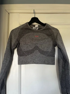 Grå tränings topp - En tränings topp från gymshark, storlek M. Alla kläder tvättas innan.