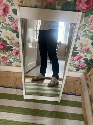 Maison Margiela paint splatter - Maison Margiela sneakers i vitt läder med beige detaljer och klassisk gummisula. Modellen har en stilren och tidlös design med lågt skaft och subtila sömmar. Perfekta för dig som gillar minimalistisk och clean stil.