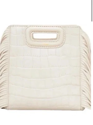 Vit maje väska -  Vit maje väska köpt för 2 år sen. Använd mycket men ändå fint skick. Skriv gärna för bilder eller prisförslag. 💕dustbag och pris lapp kommer med.