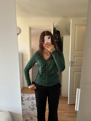 Grön långärmad topp/blus från bubbleroom  - Snygg grön topp/blus från bubbleroom med v-ringning och dekorativa guldfärgade knappar framtill.  ❤️Det står att det är storlek L på den, men eftersom att den är stretchig passar den även S/M bra.