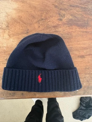 Marinblå Ralph Lauren mössa - Säljer nu min marinblåa Ralph Lauren mössa! Pris kan diskuteras