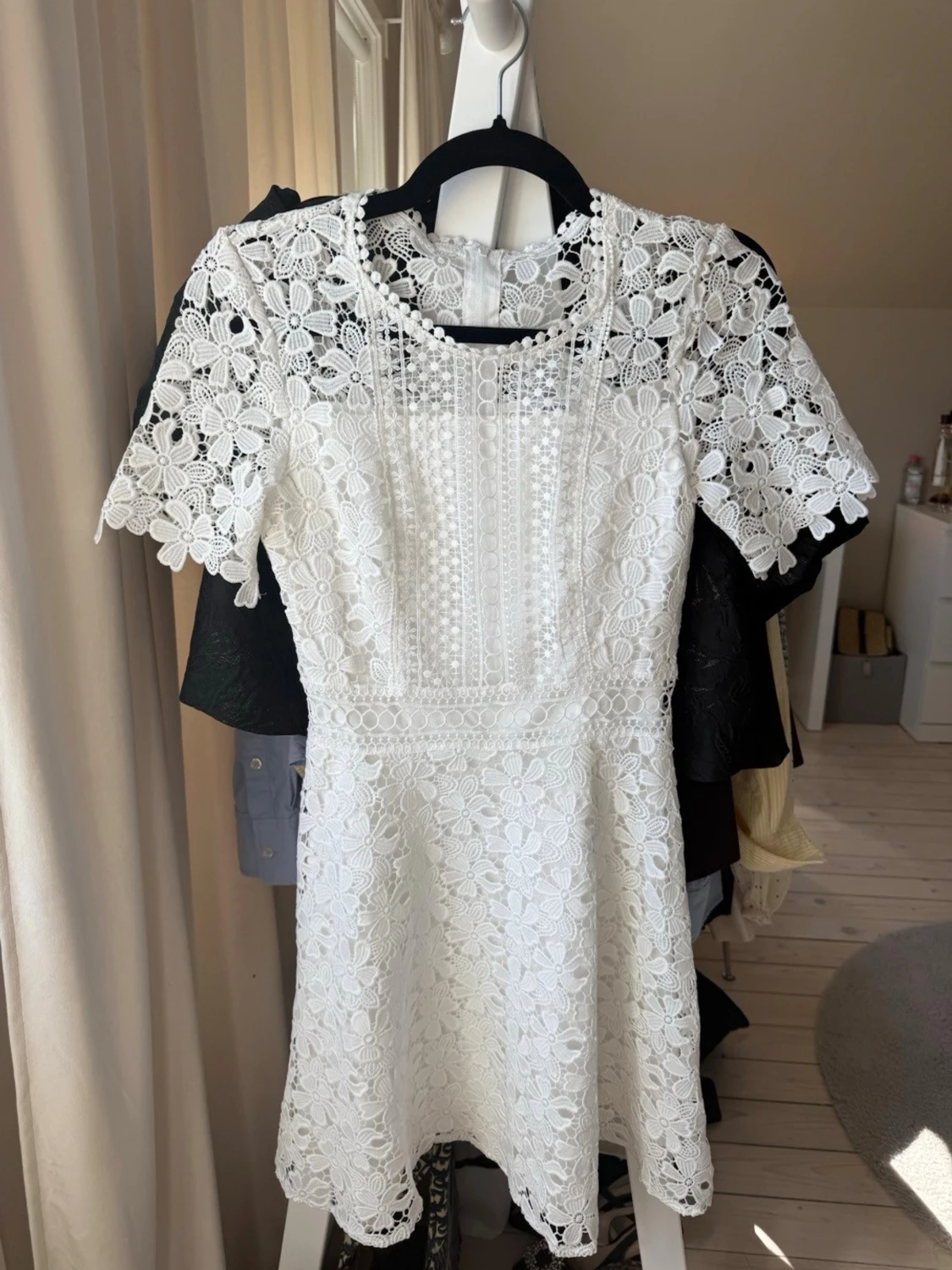 Vit spetsklänning med blommönster