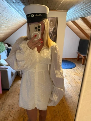 Adoore Florence dress  - Säljer min Adoore klänning jag tänkte haft som studentklänning men jag hittade en annan och säljer nu denna, den är helt ny utan prislapp! Vid snabb affär så kan priset diskuteras!🥂❤️