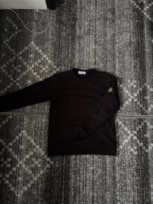 Svart Stone Island sweater - Helt ny stone island sweater i storlek S, kommer med stone island paket och den är aldrig använd. Kom dm för frågor😁