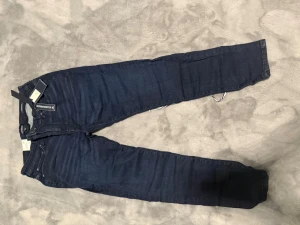 Mörkblå hypersstretch jeans Jean Paul - Säljer ett par mörkblå jeans från Jean Paul med hypersstretch-material som ger extra komfort och rörelsefrihet. Klassisk femficksdesign och snygg passform, perfekt för dig som vill ha både stil och flexibilitet. Jeansens material är stretchigt och mjukt.              Ny Pris 1900