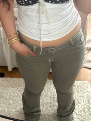 gröna bootcut jeans från nelly!💖 - Snygga gröna bootcut jeans från nelly🙌🙌Jeansen har låg midja, och är stretchiga så dom sitter bekvämt🫶🫶skriv ifall ni har några frågor/priset kan diskuteras !