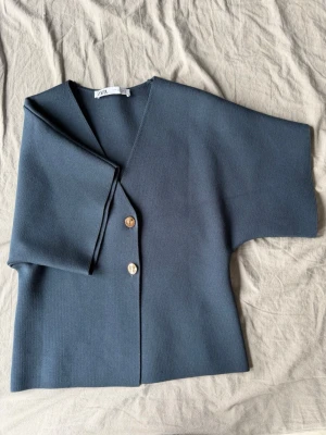 Mörkblå kortärmad blus från ZARA - Säljer nu min Zara blus då en aldrig kommit till användning tyvärr. Strl. S, oanvänd! 