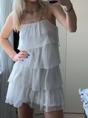 Studentklänning storlek 36 - Otrolig studentklänning från Vila i storlek 36. Justerbara axelband och volanger. Sommrig, luftig och faller superfint på kroppen. Använd två tillfällen, i mycket bra skick.