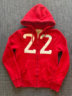 Hollister zip tröja ~ sällsynt modell - Säljer en eftertraktad Hollister tröja i väldigt bra skick | storlek S (true size) och passar perfekt nu till vären. Kan även gå ner lite i pris vid snabb attar Obs vid fragor tveka inte ✌️