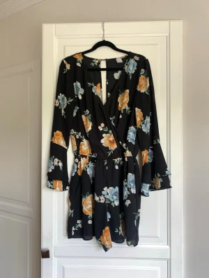 Playsuit - H&M - Svart blommig playsuit från H&M. Storlek 34.  I fint skick 🌸