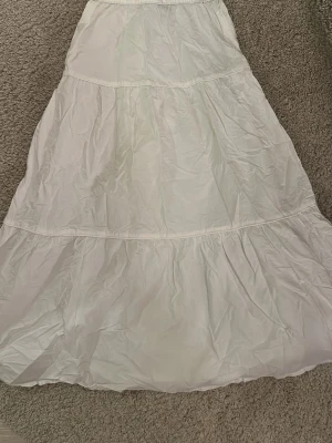 lång kjol - Säljer denna super söta lång kjolen från gina tricot som tyvär är för liten nu. Den är så luftig och skön att ha på sig!💕skriv om någon fråga eller info!🥰