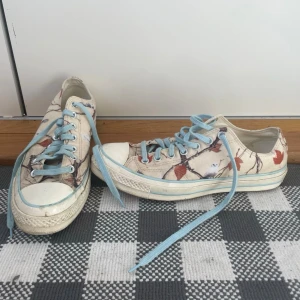 Converse X Golf Le Fleur skor - Säljer ett par Converse sneakers med unikt höstigt mönster som kommer från deras collab med Tyler The Creators ”Golf Le Fleur” sparsamt använda och supersköna! Box kan följa med på köpet vid snabb affär! Enkla att tvätta! Perfekt nu med ett par låga skor till vår och sommaren! 