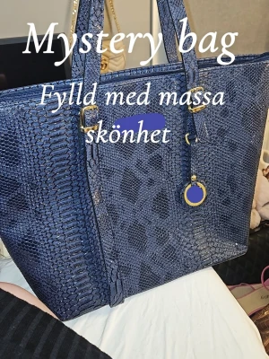 Mystery bag läs beskrivningen!!! - En mystery bag i väskan, du får väska helt fylld med skönhet t.ex smink, hudvård, hudvård, parfym, smycken, kroppsvård och massa för värde av ca 7000kr vissa saker är lite använda eller testad men det mesta är oanvänt och väskan är äkta och massa olika märken av skönheten oxå väldigt lyxiga märken