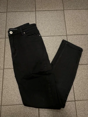 Svarta high waist jeans från H&M - Snygga svarta high waist jeans från H&M😍