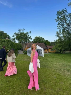 Rosa balklänning - Så fin rosa balklänning! Den har en hög hals och öppen rygg, samt en slits på midjan. Sitter så fint och färgen är helt underbar. Använd en gång på min egen bal❤️så så vacker