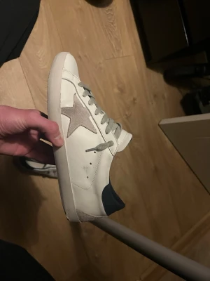 Golden goose - Tvär feta golden goose. Ord pris 5700. Väldigt bra skick bara ett litet hål vid hälen ( kommer ej in vatten igenom sulan)