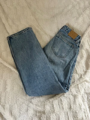 Baggy jeans - Lågmidjade baggy jeans i fint skick från weekday! Två små fläckar (se sista bild) men de syns knappt😊Modellen Arrow.