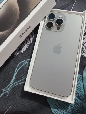 iPhone 15 Pro Silver 128GB - Snygg iPhone 15 Pro i silver med stilren design och tre kameror på baksidan. Mobilen har en platt framsida och baksida i glas samt ram i rostfritt stål. Perfekt för dig som vill ha en kraftfull och modern smartphone från Apple.finns kvitto köpt i Netonnet kvitto med följer 