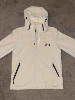 Under armour jacka - Under armour jacka. NYSKICK 10/10. Storlek M passar oxå på Small. snygg grå/vit färg