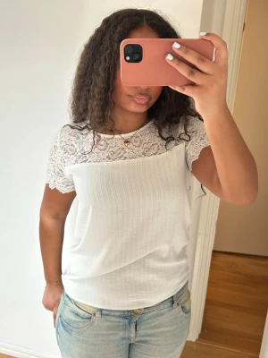 Vit topp med spetsdetaljer - Superfin vit topp med spetsdetaljer upptill från Vila💓