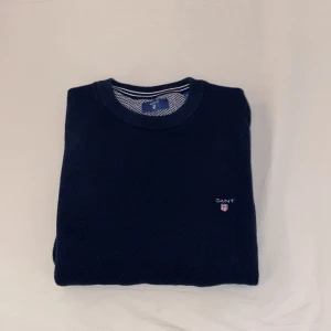 Gant - Marinblå tröja från gant. Ny skick från kidsbrandstore. Strl 158/164 upplevs som XS-S.