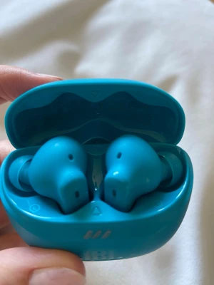  JBL True Wireless in-ear Tune Beam 2 - Endast testade, annars helt nya. Fungerar perfekt men säljer pga har dubbla, nypris 990
