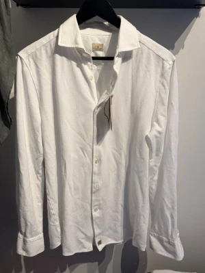 Sonrisa skjorta  - Tja! Säljer helt ny sonrisa skjorta i färgen vit! Storlek S, nypris 2599kr 