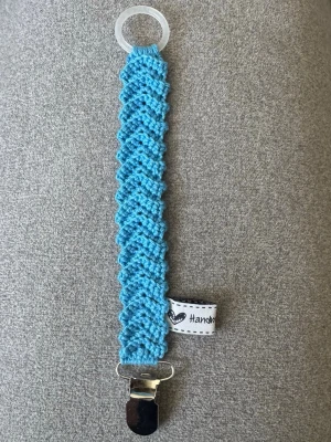 Virkad napphållare  - Virkad, havsblå napphållare, virkad av mig i 100% bomullsgarn med metallclips och silikonring.  Mönsterskapare: animo.design