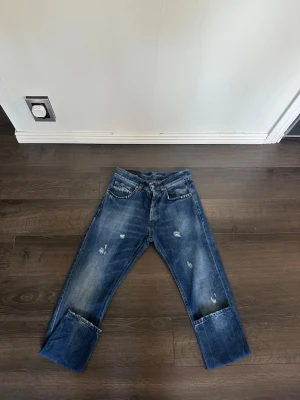 Dondup dian Carrot slim fit - Säljer nu mina schyssta dondup dian jeans, modellen heter dian carrot fit. De här jeansen är perfekt för dig som vi sticka ut och verkligen imponera på folk. Jeansen har en riktig snygg wash och har väldigt bra och fint placerade slitningar. Säljer jeansen då jag har växt ut de. Jag kan även gå ner i pris vid snabb och smidig affär