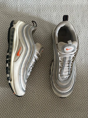 Nike air vit/grå - Bra skick storlek:42 skriv för mer info