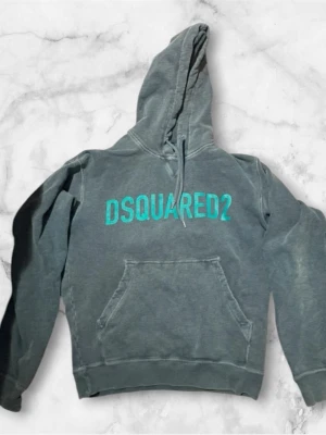 Dsquared2 hoodie  - Grön hoodie från Dsquared2 i storlek S. Passformen är riktigt bra och sitter snyggt på kroppen. Hoodien är i mycket fint skick, sparsamt använd och väl omhändertagen.  perfekt både till vardags och för en mer stilren look.  Snygg design med tydlig logga som sticker ut på ett stilrent sätt. Passar lika bra till jeans som till mjukisbyxor. Inga större slitage eller defekter – redo att användas direkt.  Hör av dig vid frågor eller om du vill ha fler bilder!