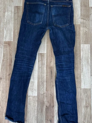 Nudie jeans - Säljer byxor från nudie jeans. Svin snygga med bra kvalité. De kommer inte till någon användning då den har blivit för tajt. Det är unisex model tror jag eller kan också vara dam model storleken är W26 och L34. Skriv om ni är intresserade. 