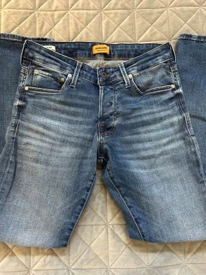 Blå jeans från Jack & Jones - Säljer ett par snygga blåa jeans från Jack & Jones. Sicket är helt nytt och dom har inga defekter alls. Hör av er vid funderingar! Priset är inte hugget i sten!