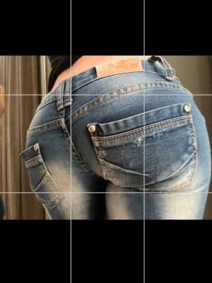 Miss Rj jeans  - Säljer mina fina jeans som har blivit försmå, har inte använt väldigt mycket innan de blev försmå. Kan diskutera pris eftersom de är utsydda och har lags till extra tyg för längden❤️❤️ INNERBENSLÄNGD- 80cm MIDJEMÅTT-39cm