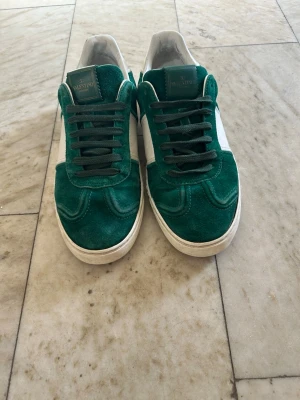 Feta flycrews från valentino 🙌🙌😮‍💨 - Snygga gröna sneakers från Valentino i mocka med vita detaljer och silverfärgade nitar på hälen. Skorna har låga skaft, gröna skosnören och en kamouflage sula. Perfekta för dig som vill sticka ut med stilrena och exklusiva sneakers. Alla spricka är kvar på båda skorna. Hör av er vid det minsta 🔥🔥🙌🙌
