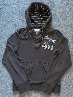 Vintage Abercrombie & Fitch Hoodie - As Snygg vintage  grå hoodie från Abercrombie & Fitch med broderad logga och text på bröstet. | Storlek S | Längd 67cm , Bredd Armhåla - Amrhåla 50cm | Mycket fint skick | Pris kan diskuteras! Modell 175 cm, 68kg