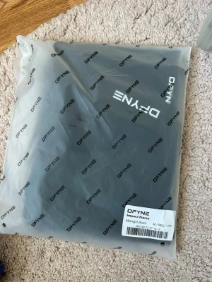 Svarta Impact Flares från DFYNE - Paketet är oöppnat då jag råkade beställa två st… storleken är M/Regular. Passar perfekt för mig som är 167/168 o har marginal när jag har skor så alltså passar de även för dem som är lite längre. Nypris är 700 kr. 