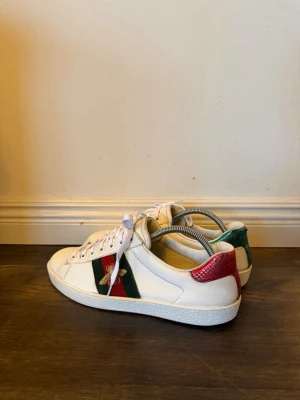 Gucci Ace - Ett par Gucci Ace i storlek 42 , äkthetsverifierade av Vestaire Collective, DM för frågor/pris 🔥 Nya skosnören originella följer med