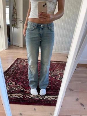 Arrow staright low waist weekday jeans - 23 i midjan och 30 i längden.