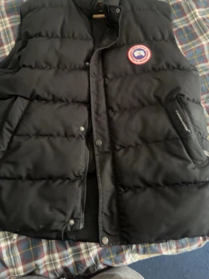 Canada goose väst  - En riktig fet canada goose väst som passar både höst och vinterstart och slut. Den sitter riktigt fet på storlek xl men funkar även på xxl. Pris kan diskuteras 