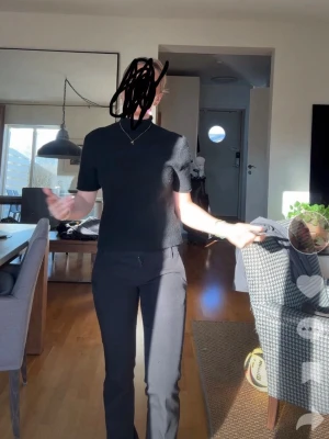 Svart kortärmad stickad topp - En jätte snygg svart kortärmad stickad tröja!