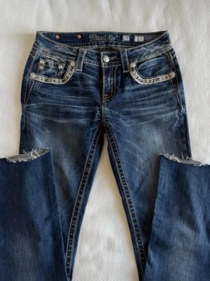 Miss me jeans - 🌸jätte söta miss me jeans i storlek 27, modellen är mid rise boot. Säljer då de är för små för mig.  Innerbenslängd är 74 cm, midjemått tvärs över är 37 cm, midjemått är 22 cm och benvidden nertill 20,5 cm🌸