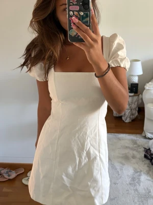 Studentklänning - Såååå fin vit klänning från zara som är PERFEKT till studenten och sommaren 🥰den sitter så snyggt och man kan dra åt den i ryggen! Klänningen säljs inte längre och är bara använd 1-2 gånger. 