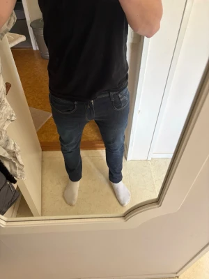Reply jeans  - Pris kan diskuteras vid snabba affärer❗️🤝Säljer ett par mörkblå slim fit jeans med klassisk femficksdesign och smal passform. Jeansen har normal midja och dragkedjegylf. Perfekta för dig som gillar en stilren och enkel look.