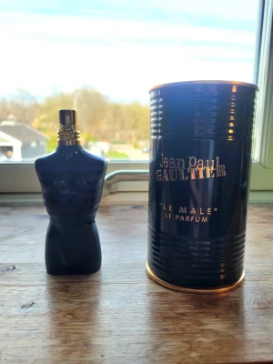 Jean Paul Gaultier Le Male Le Parfum - 72/75ml av Jean Paul Gaultier Le Male Le Parfum. Skickar samma dag eller senast nästa dag med cylinder lådan och såklart flaskan.   Fick i julklapp och garanterar att det är en riktig. Håller ca 8-9hr på huden.