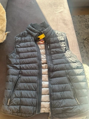 Parajumpers väst - Säljer en parajumpers väst som är även super lightweight perfekt för sommaren. Det är storlek S på västen men kan även passa M